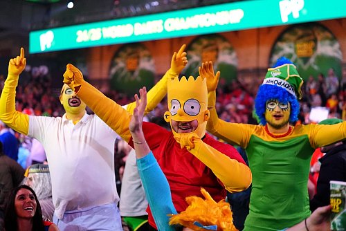 Verkleidungen gehören zur Darts-WM in London. - © Zac Goodwin/PA Wire/dpa