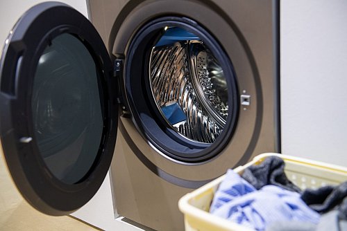 So wird Schimmelbildung effektiv vorgebeugt: Wer nach dem Waschen die Tür und das Waschmittelfach offen lässt, ermöglicht der Restfeuchte, zu entweichen. - © Zacharie Scheurer/dpa-tmn