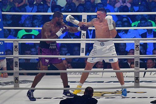 Nach 2023 kommt es erneut zum WM-Duell zwischen Oleksandr Usyk (r) und Daniel Dubois. - © Sebastian Borowski/PAP/dpa