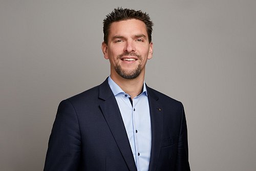 Henner Pasch hatte den Wehrdienst verweigert, heute sieht er das anders. - © Leon Sinowenka/Bergische IHK/dpa