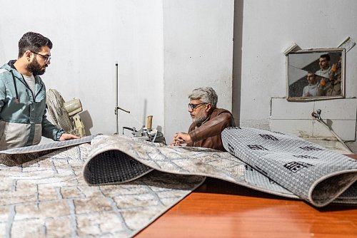 Said Ozo (r.), ein syrischer Migrant in der Türkei, arbeitet in einer Polsterwerkstatt in Kilis, er will aber zurück nach Syrien. - © Ahmed Deeb/dpa