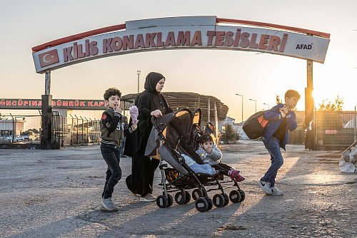 Nach dem Sturz Assads haben syrische Flüchtlinge in der Türkei ihre Reise in die Heimat begonnen. - © Ahmed Deeb/dpa