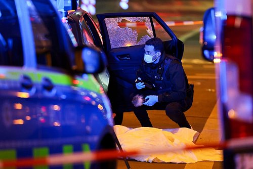 Viermal soll der 24-Jährige durch die Seitenscheibe des Autos geschossen haben. (Archivbild) - © Christoph Reichwein/dpa