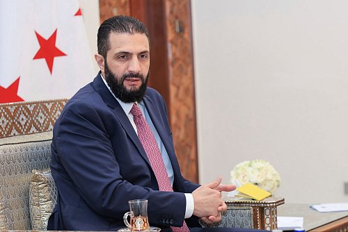 Ausländische Beobachter und auch viele Syrer stellen sich die Frage, wie weit die Macht von Interimspräsident Ahmed al-Scharaa reicht, vor allem mit Blick auf bewaffnete Gruppen. (Archivfoto) - © Uncredited/SANA/dpa