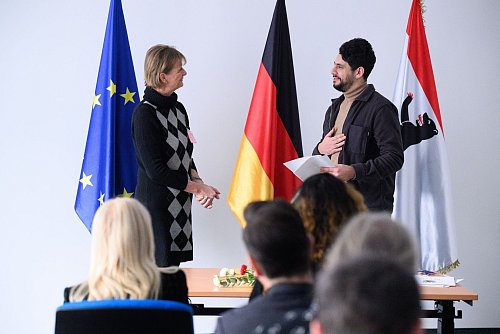 Viele Menschen, die als Flüchtlinge aus Syrien nach Deutschland gekommen sind, erfüllen inzwischen die Voraussetzungen für eine Einbürgerung. (Archivfoto) - © Bernd von Jutrczenka/dpa