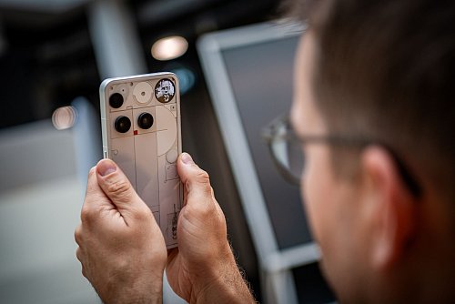 Passt das Selfie? Mit der Glyph-Matrix kann man einen pixeligen Spiegel für das perfekte Selbstporträt nachbilden. - © Zacharie Scheurer/dpa-tmn