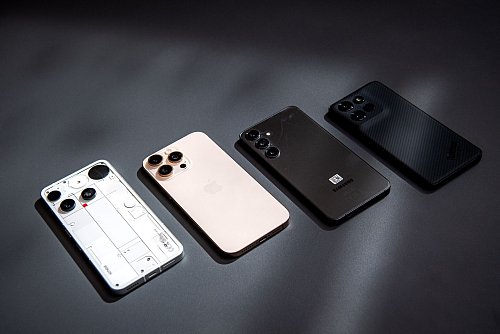 Schon anders als die anderen: Das Nothing Phone 3, neben iPhone 16 Pro, Samsung Galaxy S24+ und Motorola Thinkphone (v.l.n.r.) - © Zacharie Scheurer/dpa-tmn