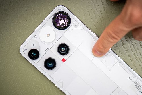 Wenn man keine echte Flasche zur Hand hat, kann man Flaschendrehen auch mit der Glyph Matrix spielen. - © Zacharie Scheurer/dpa-tmn