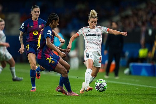 Linda Dallmann (r) und die Bayern-Frauen haben gegen den FC Barcelona eine herbe Pleite kassiert. - © Joan Gosa/XinHua/dpa