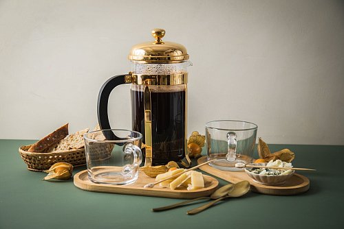 Starker Kaffee harmoniert vor allem mit kräftigen Käsesorten. So betont ein mittelstark gerösteter Arabica mit Schokoaroma und einem vollmundigen Gefühl am Gaumen herzhaften Gruyère oder Blauschimmelkäse. - © Christin Klose/dpa-tmn