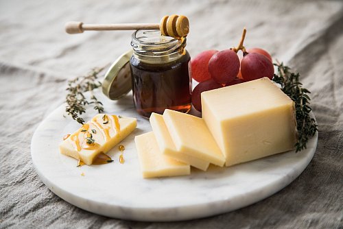 Besitzt der Käse einen ausgeprägten Geschmack, sollte man kein Chutney mit zu vielen Geschmacksrichtungen dazu reichen, sondern eher einen Honig. Was super passt, ist ein länger gereifter Gruyère mit Waldhonig. - © Christin Klose/dpa-tmn