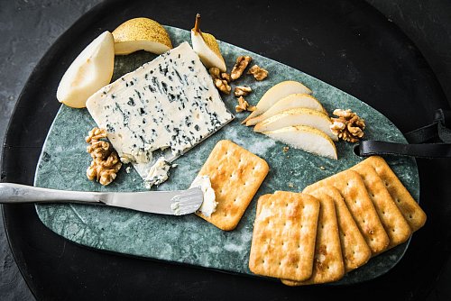 Harmoniert: Als Pairing zum Blauschimmelkäse passen Cracker, Walnüsse und Birnenspalten. - © Christin Klose/dpa-tmn