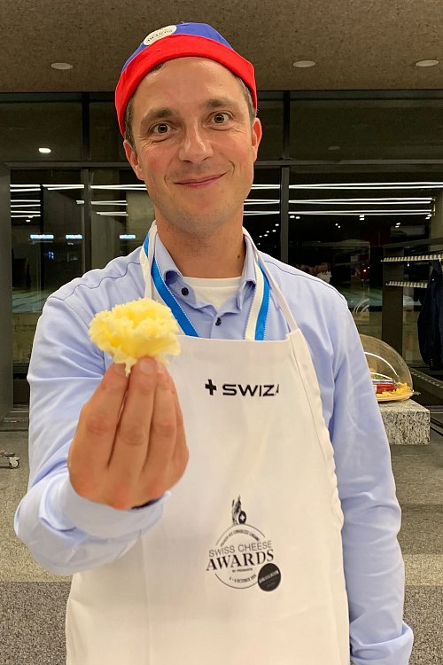 Menno Amstutz zeigt eine perfekt gehobelte Blume des Tête de Moine-Käses. Der Gewinner des diesjährigen Swiss Cheese Awards ist Inhaber einer von neun Schweizer Käsereien, die eine Lizenz haben, Tête de Moine zu produzieren. - © Claudia Wittke-Gaida/dpa-tmn