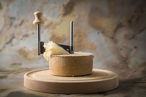 Extra für den Tête de Moine, auch Mönchskäse genannt, gibt es eine eigene Hobelvorrichtung, die sich Girolle nennt. - © Christin Klose/dpa-tmn
