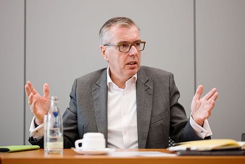 ZF-Chef: «Wir glauben auch nicht, dass 2026 besser wird.» (Archivbild) - © Oliver Dietze/dpa