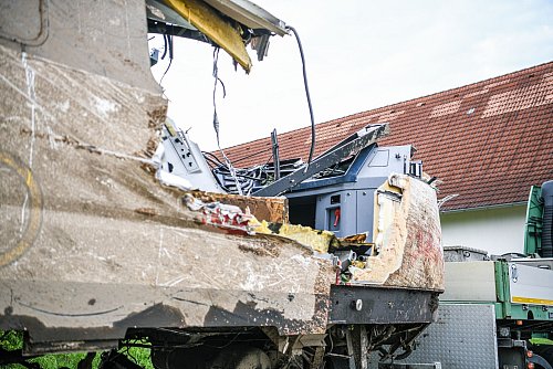 Die Überreste zeigen das Ausmaß des Unglücks. - © Jason Tschepljakow/dpa