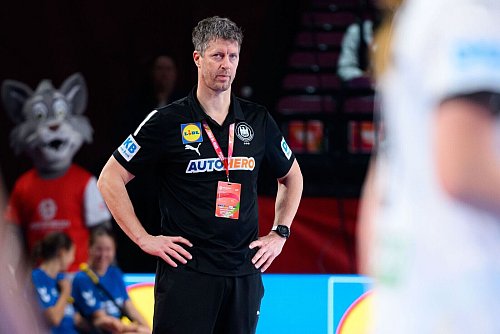 Sah einen kämpferischen, aber fehlerhaften Auftritt der DHB-Frauen: Bundestrainer Markus Gaugisch. - © Marco Wolf/wolf-sportfoto/dpa