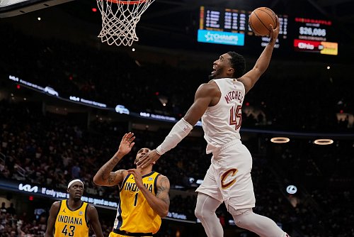 Donovan Mitchells 33 Zähler reichten nicht für Cleveland. - © Sue Ogrocki/AP/dpa