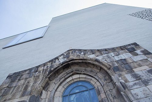 Im Kolumba-Museum ist die Malerin Karin Kneffel mit dem Kunst- und Kulturpreis der deutschen Katholiken ausgezeichnet worden. (Archivbild) - © Rolf Vennenbernd/dpa