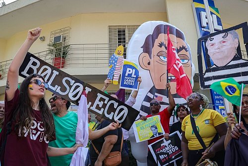 Menschen protestieren gegen Bolsonaro. (Archivbild) - © Allison Sales/dpa