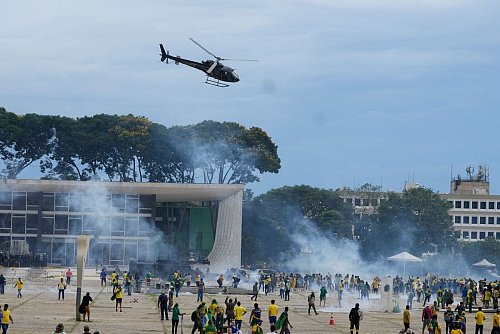 Anhänger Bolsonaros stürmen den Kongress, das Oberste Gericht und den Präsidentenpalast in Brasília. (Archivbild) - © Eraldo Peres/AP/dpa