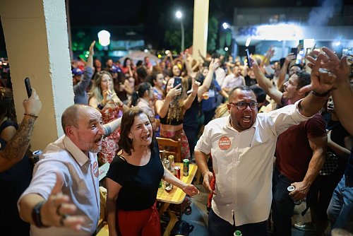 Gegner Bolsonaros feiern das Urteil. - © Luis Nova/AP/dpa