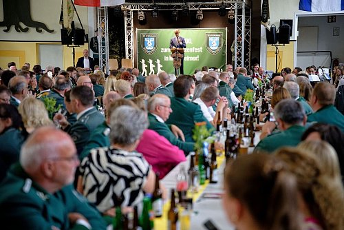 Merz bedankte sich bei den anwesenden Schützenbrüdern und Schützenschwestern für ihren Einsatz für die dörfliche Gemeinschaft. - © Henning Kaiser/dpa