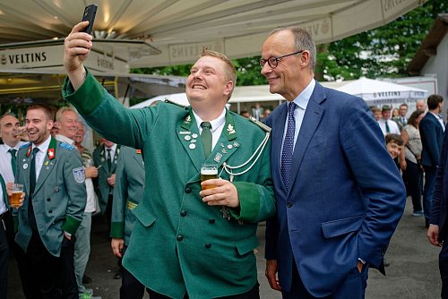 Als Bundeskanzler hat er das traditionelle Fest aber zum ersten Mal besucht. - © Henning Kaiser/dpa