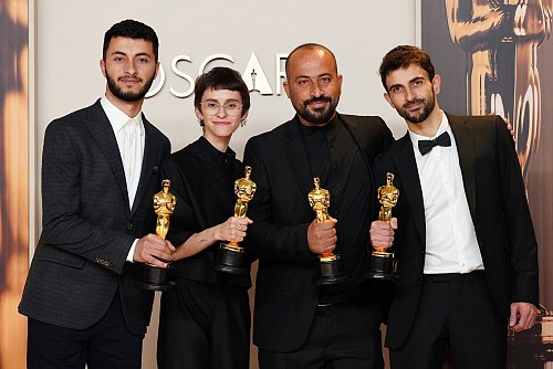 Vor rund drei Wochen feierte Ballal mit seinen Kollegen den Gewinn eines Oscars für den besten Dokumentarfilm in Los Angeles. (Archivbild) - © Jordan Strauss/Invision/AP/dpa