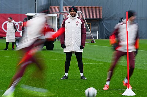 Vincent Kompany hat seine Spieler und die Partie gegen Donezk im Blick. - © Sven Hoppe/dpa