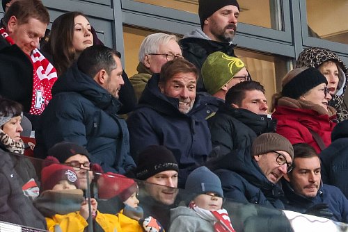 Jürgen Klopp (M) auf der Leipziger VIP-Tribüne. - © Jan Woitas/dpa