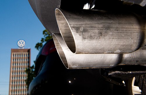 Bei Abgasen und Volkswagen fällt vielen das Wort «Skandal» als Ergänzung ein - die Heimat des Konzerns liegt beim Anteil sauberer Autos allerdings auf dem ersten Platz. - © Julian Stratenschulte/dpa