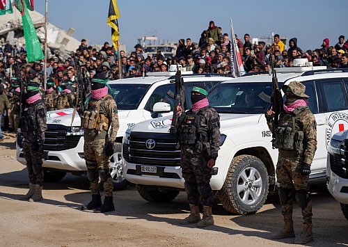 Islamisten umstellen Autos des Roten Kreuzes. - © Abdel Kareem Hana/AP/dpa