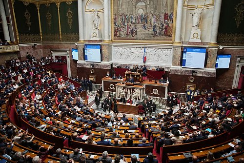 In der französischen Nationalversammlung gibt es keine klaren Mehrheitsverhältnisse. - © Christophe Ena/AP/dpa
