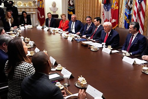 Verteidigungsminister Pete Hegseth spricht von Rückgang bei Drogenschmuggel über das Meer - © Julia Demaree Nikhinson/AP/dpa