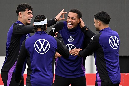Gute Laune beim Abschlusstraining mit dem Bayern-Duo Aleksandar Pavlovic, Serge Gnabry, Dortmunds Felix Nmecha und dem Mainzer Nadiem Amiri (v.l.). - © Federico Gambarini/dpa