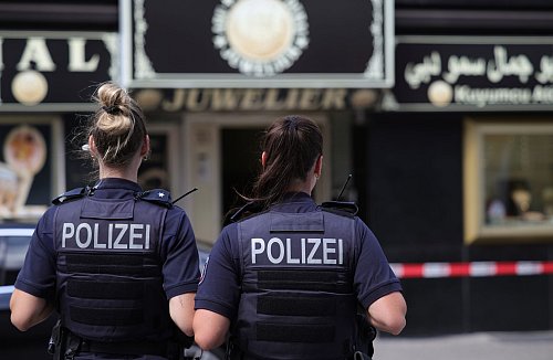 Der Ladenbesitzer hatte die Verdächtigen im Laden eingesperrt. - © Christoph Reichwein/dpa