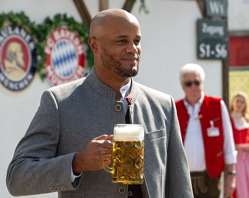 Kann auf einen erfolgreichen Start in seine Bayern-Amtszeit anstoßen: Vincent Kompany. - © Stefan Puchner/dpa