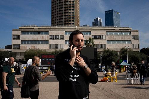 Menschen auf dem Platz der Geiseln in Tel Aviv. - © Maya Alleruzzo/AP/dpa