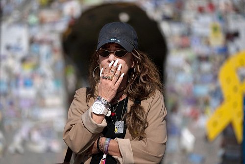 Frau reagiert am ersten Tag der Waffenruhe zwischen Israel und der Hamas. - © Maya Alleruzzo/AP/dpa