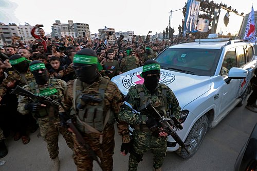 Kaum begann die Waffenruhe, tauchten im Gazastreifen wieder viele uniformierte Hamas-Kämpfer mit Waffen auf. - © Abed Hajjar/AP/dpa
