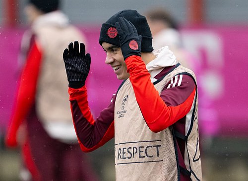 Jamal Musiala war im Gegensatz zu Manuel Neuer beim Training dabei. - © Sven Hoppe/dpa