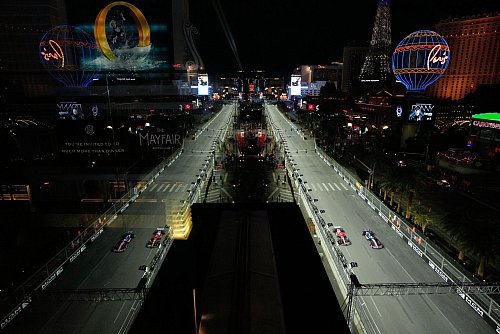 Der Strip in Las Vegas zählt zu den optischen Highlights der Strecke. - © John Locher/AP/dpa