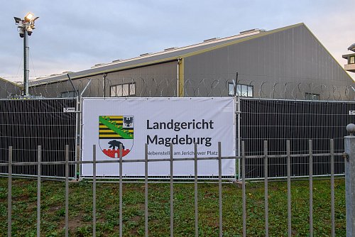 Für den Prozess ist ein Interims-Gerichtsgebäude errichtet worden. (Archivbild) - © Klaus-Dietmar Gabbert/dpa