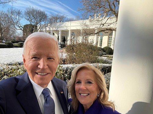 Kurz bevor sie das Weiße Haus in Washington verließen: Joe und Jill Biden machen ein Selfie. - © Joe Biden/White House/Planet Pix via ZUMA Press Wire/dpa