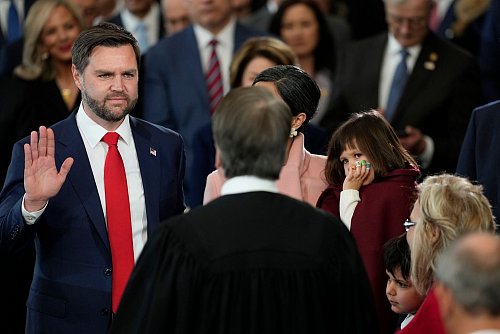 Bei der Vereidigung von JD Vance auch dabei: Eines der drei Kinder von JD und seiner Frau Usha Vance. - © Julia Demaree Nikhinson/AP Pool/dpa