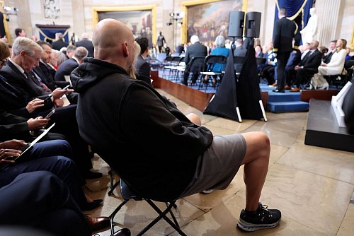 John Fetterman ist bekannt für legere Outfits - und erschien trotz Feierlichkeiten und Minusgraden in Shorts. - © Kevin Lamarque/Pool Reuters/AP/dpa