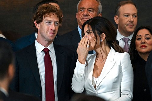 Mark Zuckerberg und Lauren Sanchez plauderten im Publikum. - © Kenny Holston/Pool The New York Times/dpa