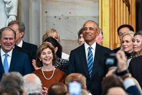 Barack Obama nimmt an der Vereidigung Trumps ohne seine Frau Michelle Obama teil. - © Kenny Holston/Pool The New York Times/AP/dpa