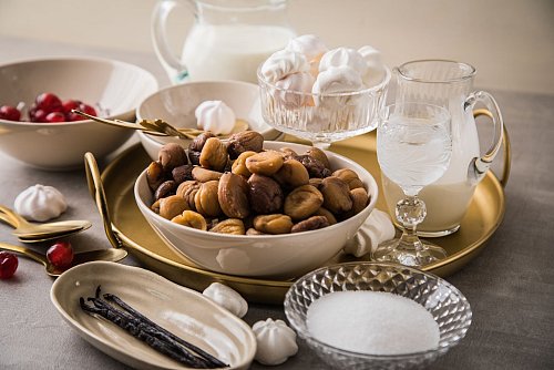 Die Zutaten für Vermicelles lassen die Üppigkeit erahnen: Maronen, Meringues, Sahne, Milch, Vanille, Zucker, Kirschwasser und Cocktailkirschen. - © Christin Klose/dpa-tmn